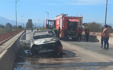 Jujuy un remis se incendió por completo sobre el Puente San Lorenzo