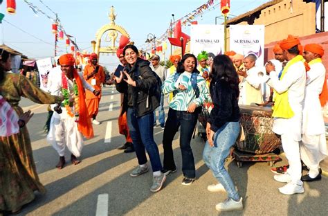 Faridabad Visitors Dance With Folk Artists At Surajkund Mela