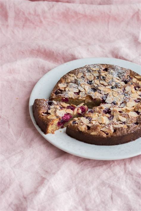 Saftig Mandelkage Med Hindb R Hvid Chokolade Og Citron