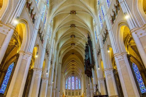 Interior of Chartres Cathedral, France – Stock Editorial Photo © dutourdumonde #141001032