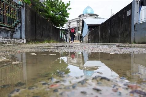 Akses Menuju Masjid Tergenang Air Radar Tarakan