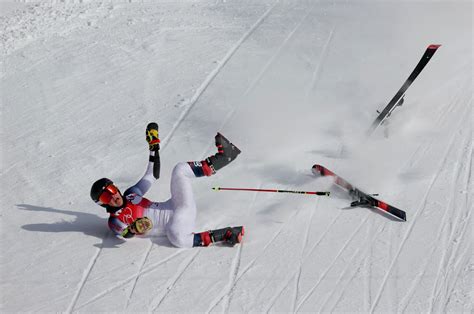 Alpine skiing-American O'Brien crashes in giant slalom | Reuters