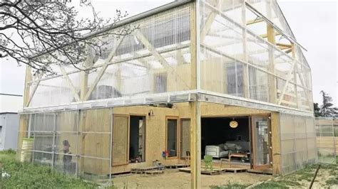 La Maison Est Construite Avec Une Enveloppe En Polycarbonate Une