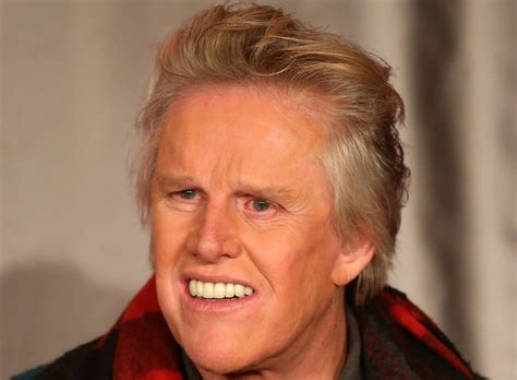 Gary Busey Surpris En Train De Baisser Son Pantalon En Public Après