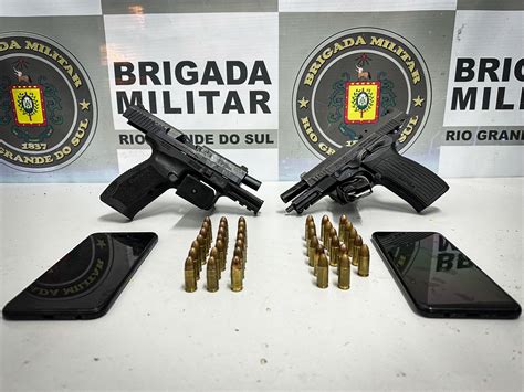 Dois Homens São Presos E Um Menor é Apreendido Com Duas Pistolas Em