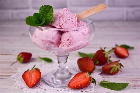 Helado De Fresa Y Fresas Frescas Sobre Un Fondo Blanco Foto Premium