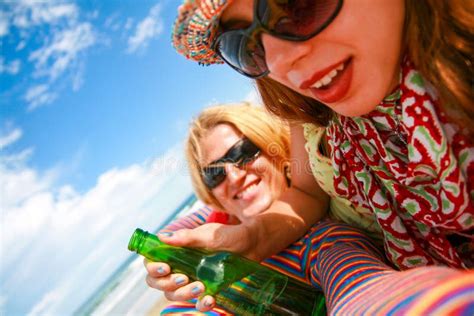 Cerveja Bebendo Dos Pares Felizes Novos E Divertimento Ter No Dia