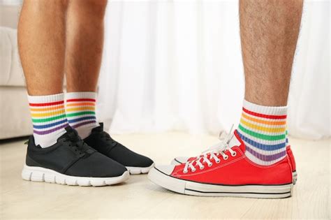 Couple gay en chaussettes LGBT debout ensemble à l intérieur Photo