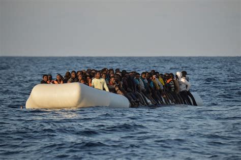 Migranti Barcone Con Persone Rischia Naufragio Non Lasciateli