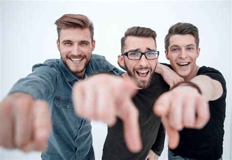 Grupo De Amigos Do Sexo Masculino Sorridentes Apontando Para Voc