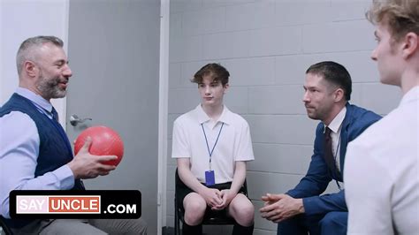 Paródia pornô gay SEVERANCE Sexerance Twink Loves seu primeiro