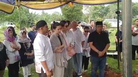 Tangis Michelle Joan Pecah Dalam Prosesi Pemakaman Sang Ibunda Tercinta