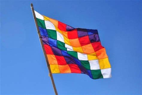 Bolivian Flag. Bolivia Officially has 2 National Flags. National Emblems.