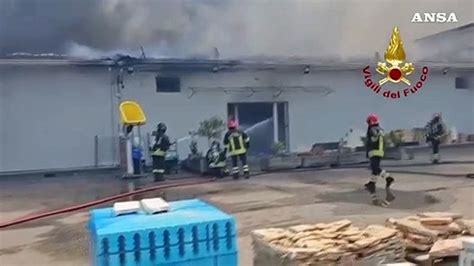 Deposito In Fiamme Nel Crotonese Trenta Vigili Del Fuoco Al Lavoro