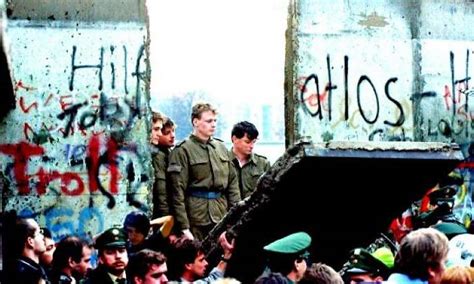 FDRA Historia de la Defensa La caída del Muro de Berlín y la