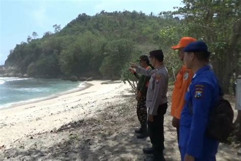 Wisatawan Tersapu Ombak Saat Berfoto Di Tebing Pantai Sanggar