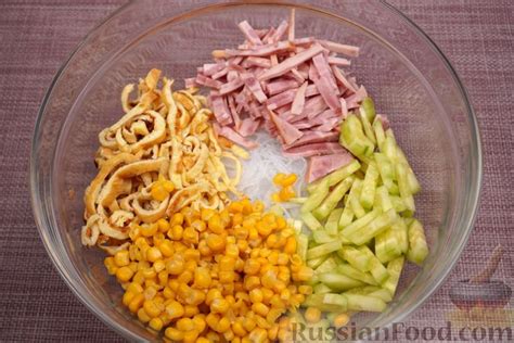 Рецепт: Салат с фунчозой, яичными блинчиками, ветчиной и овощами на ...