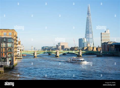 Vista del Támesis y Southwark Bridge con ferry llevando turistas El