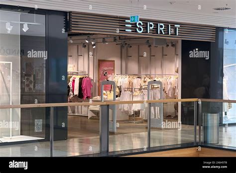 Modekette Esprit Meldet Insolvenz An Eingang Eingangsbereich Logo