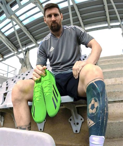 Pin By Hotdamn On Salvamentos R Pidos Football Poses Soccer Shoes Messi