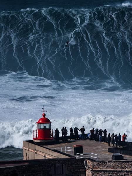 Surf de ondas gigantes Nazaré a maior onda do mundo