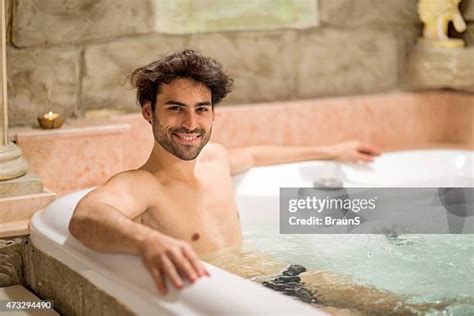 men   bathtub relaxing   premium high res pictures