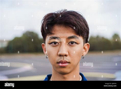 Jeune Gay Asiatique Homme Avec Maquillage Sur La Vue De L Appareil Photo Ext Rieur Focus Sur