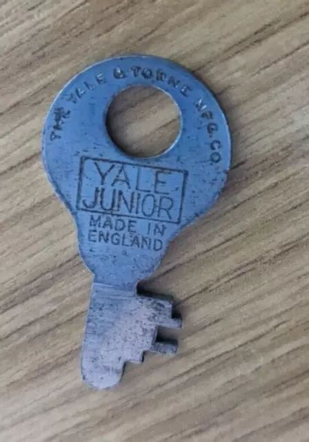 VINTAGE THE YALE TOWNE MFG CO Yale Junior Key Made In England 4 00