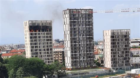 Milano Incendio Di Un Palazzo In Via Gallarate In Fiamme Una Delle