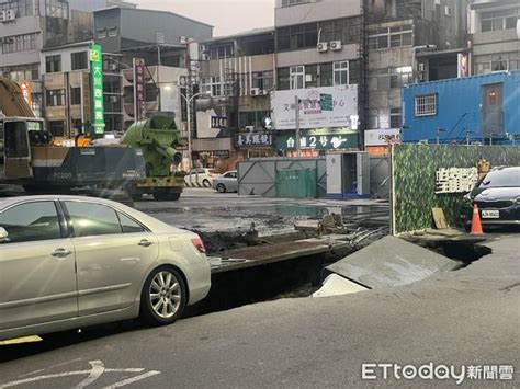 [新聞] 快訊／台南街頭驚見巨大天坑！小貨車跌落 轎車搖晃岌岌可危 看板 Tainan Mo Ptt 鄉公所