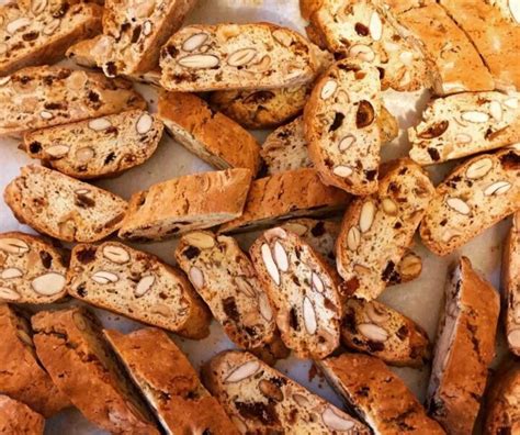 BISCOTTI TIPO CANTUCCI BELLI E BUONI dolce ricetta facile Cucinare è