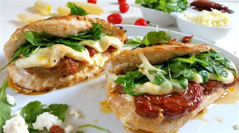 Blancs De Poulet Aux Tomates S Ch Es Roquette Et Fromages Le Coin