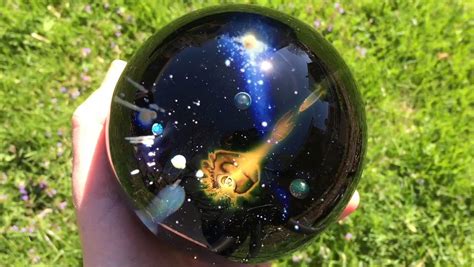 渦巻く銀河をガラス球の中にそのまま閉じ込めたような「galaxy Glass Orb」は一体どのようにして作られるのか？ ライブドアニュース