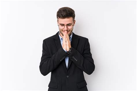 Hombre De Negocios Cauc Sico Joven Posando En Una Pared Blanca Aislada