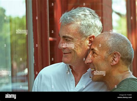 Homme Couple Gay Senior En Vacances D Affection Et Dans L Amour Window Shopping Dans Petit
