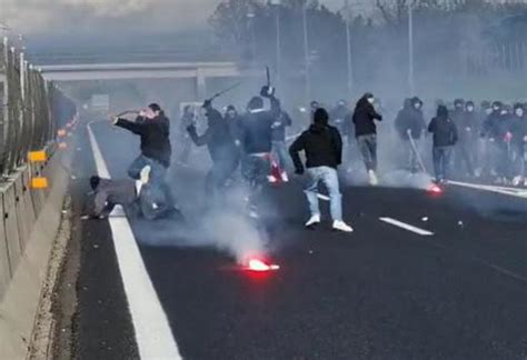 Scontri Ultras Napoli E Roma Cosa Successo In Autostrada