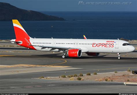 EC NST Iberia Express Airbus A321 251NX Photo by Alejandro Hernández