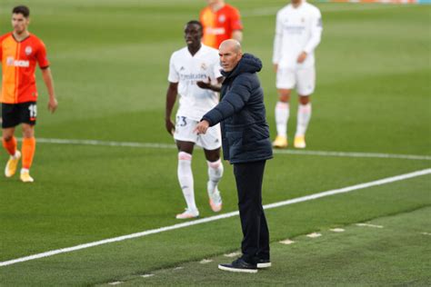 Zinédine Zidane à Ibiza torse nu pour une virée en mer avec ses fils