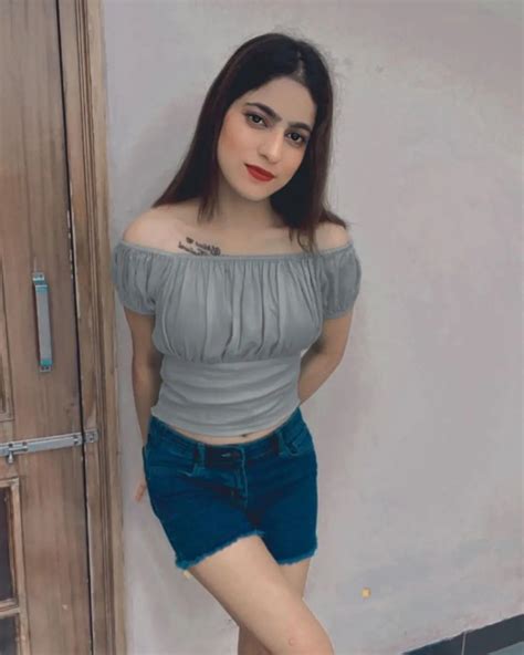 Instagram Star Jasneet Kaur Sizzling Hot Photos Leaked On Social Media