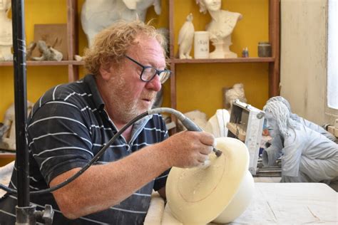 La statue de Bourvil prend forme dans l atelier de Vincent Thomas à