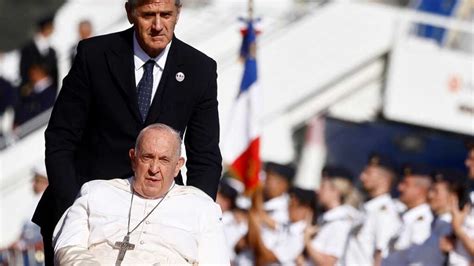 Papa Francisco Preocupa A Fieles No Puede Caminar Bien Unotv