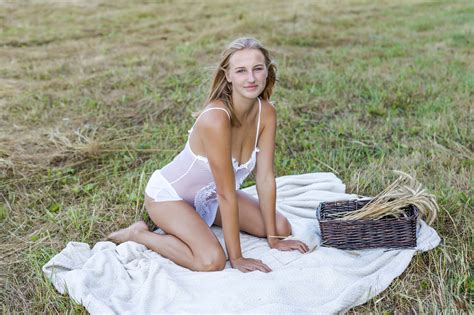 Very Cute Teen Beti Naked MetArt Grains Beti Porn Pic