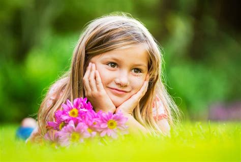 Portrait D Une Petite Fille De Sourire Se Trouvant Sur L Herbe Verte