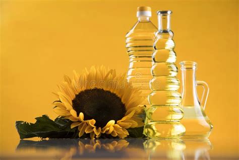 Aceites De Cocina Aceite De Oliva Colza Girasol Flores En Botellas Foto