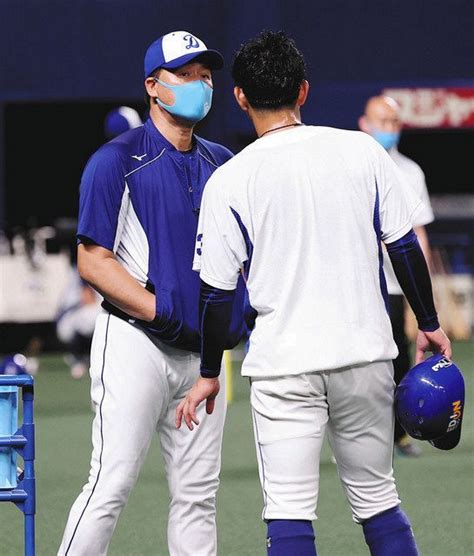 【写真】中日・与田監督と言葉を交わす1軍練習に合流した高橋周平：中日スポーツ・東京中日スポーツ