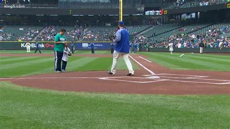 Girl With Prosthetic Hand Throws Out First Pitch At Mariners Game Youtube