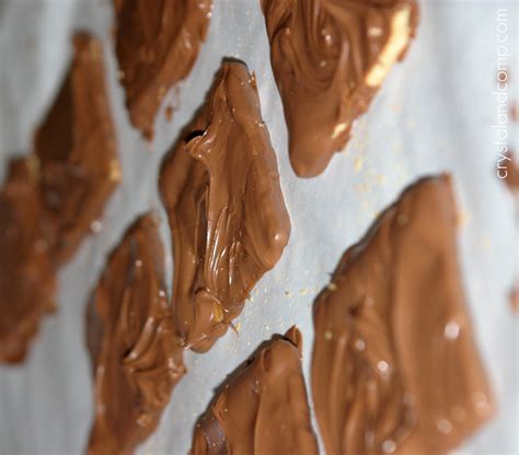 Graham Cracker Chocolate Bark Recipe - CrystalandComp.com