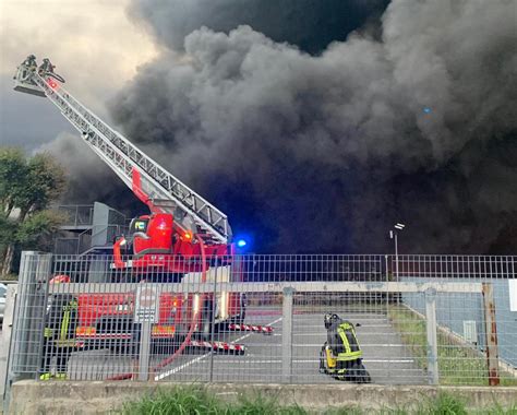 Costa Di Mezzate Incendio Distrugge Ditta Di Trasporti Paesi In