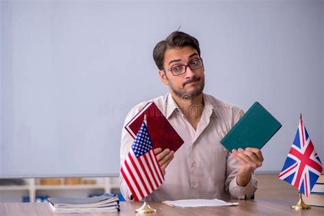 Profesor Joven Sentado En El Aula Foto De Archivo Imagen De Reino