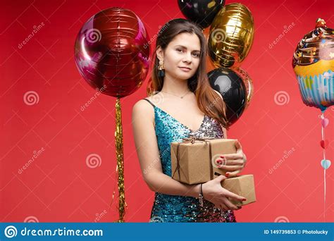 Sexy Eleganter Brunette Im Sch Nen Funkelnden Kleid Mit Luftballonen Stockbild Bild Von